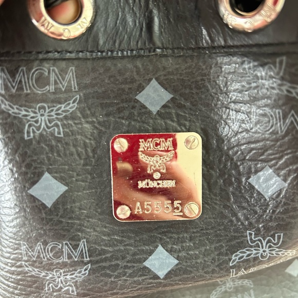 MCM gorgeous black bucket shoulder bag - Picture 3 of 12